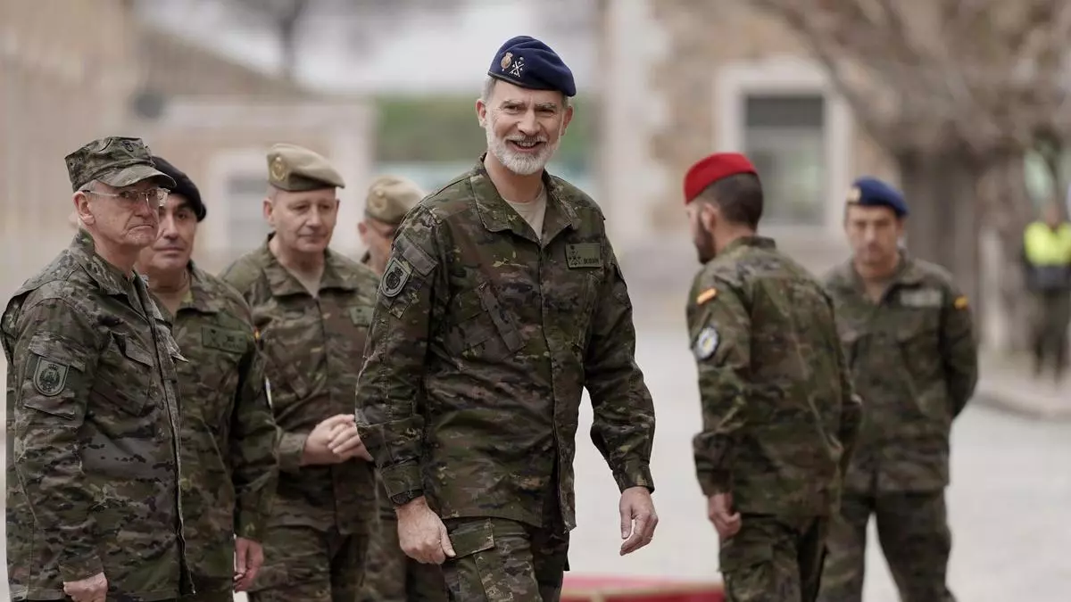 El Rey visita a soldados ucranianos adiestrados por el ejército tras la congelación de la ayuda Estadounidense